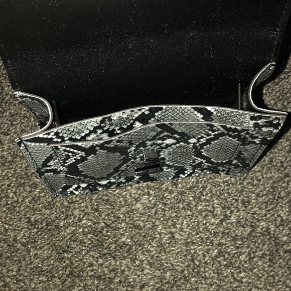 SHEIN Gray Snake skin chain crossbody bag - Picture 4 of 6